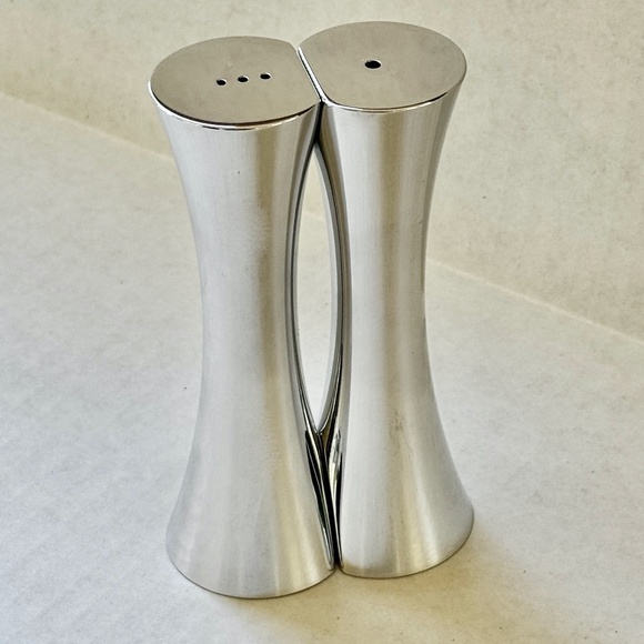 Gorgeous Nambe Flared Alloy Kissing Salt & Pepper Shakers 6086 Modern - Was $100 - Picture 4 of 9